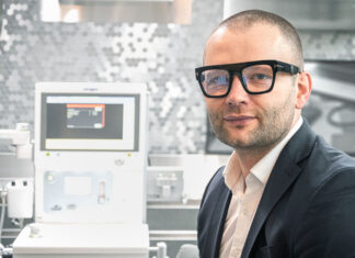 Rozwój i postęp z szerokim uśmiechem